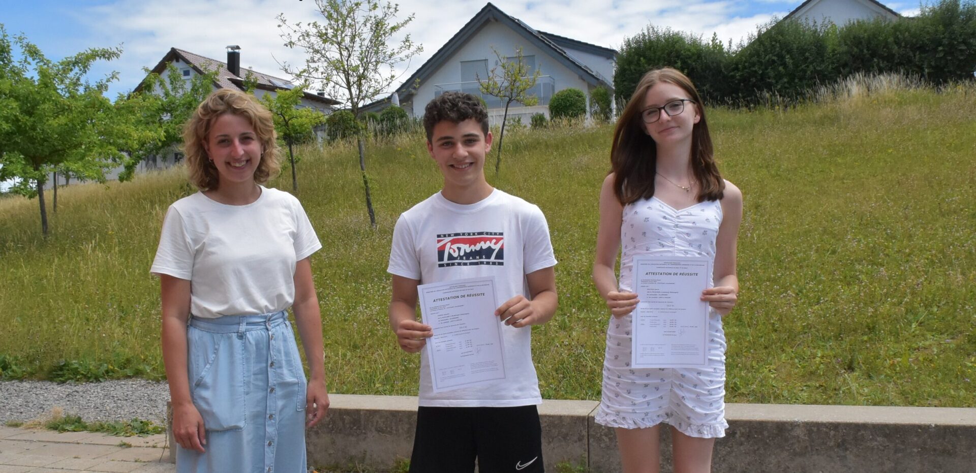 Schüler mit DELF-Urkunden