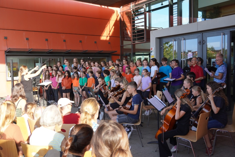 Orchester und Chor beim Sommerkonzert