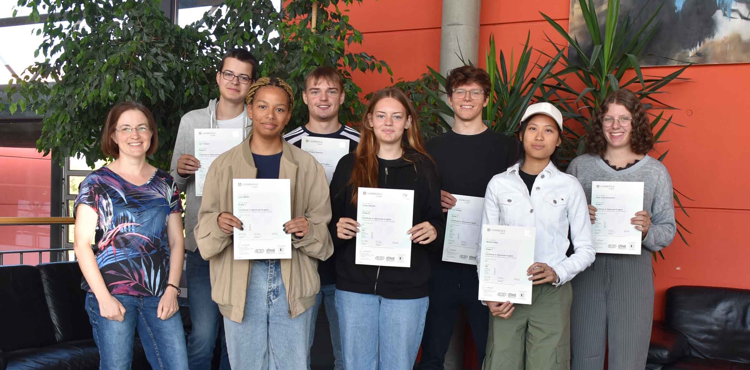 Schülergruppe mit Cambridge Zertifikaten