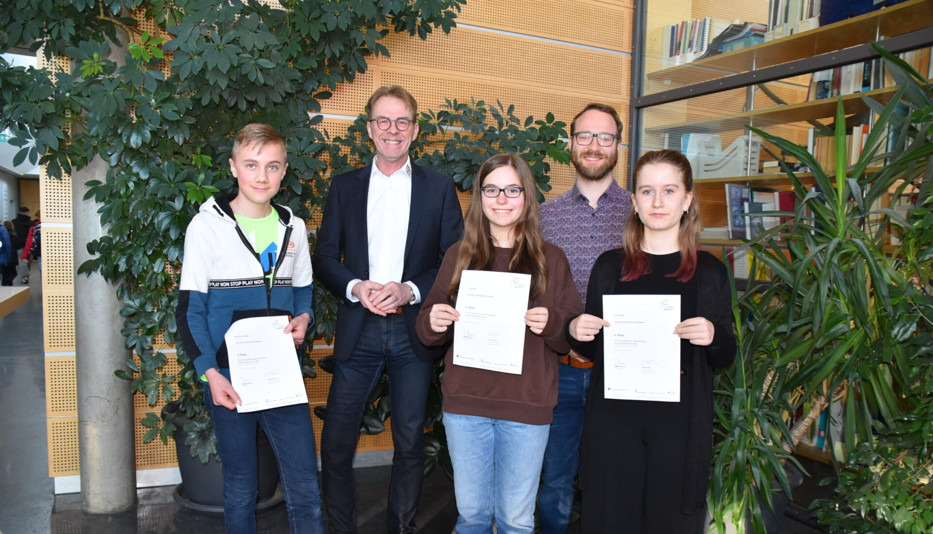 Schüler mit Urkunden von Jugend debattiert
