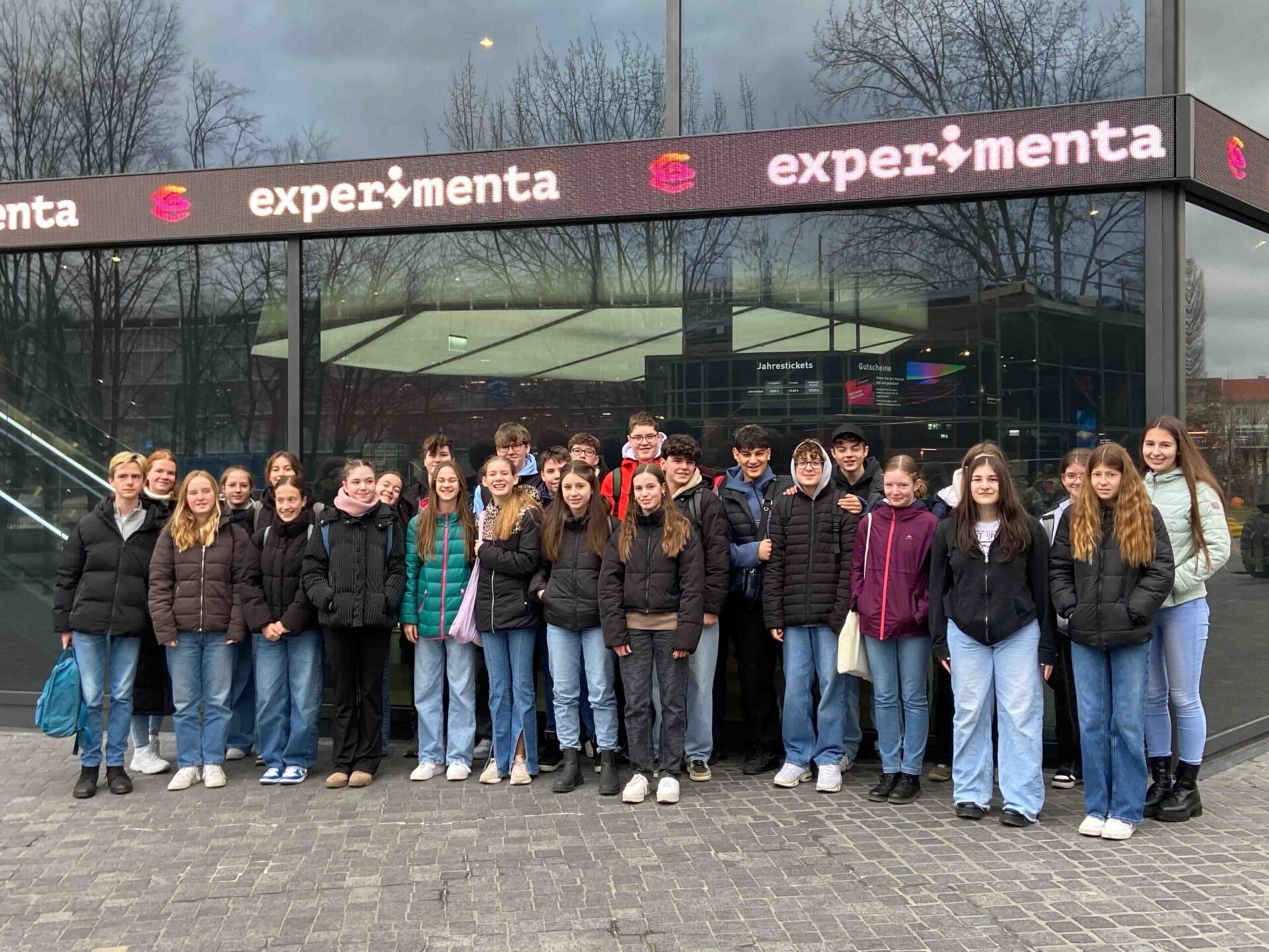 Schülergruppe auf Exkursion zur Experimenta Heilbronn