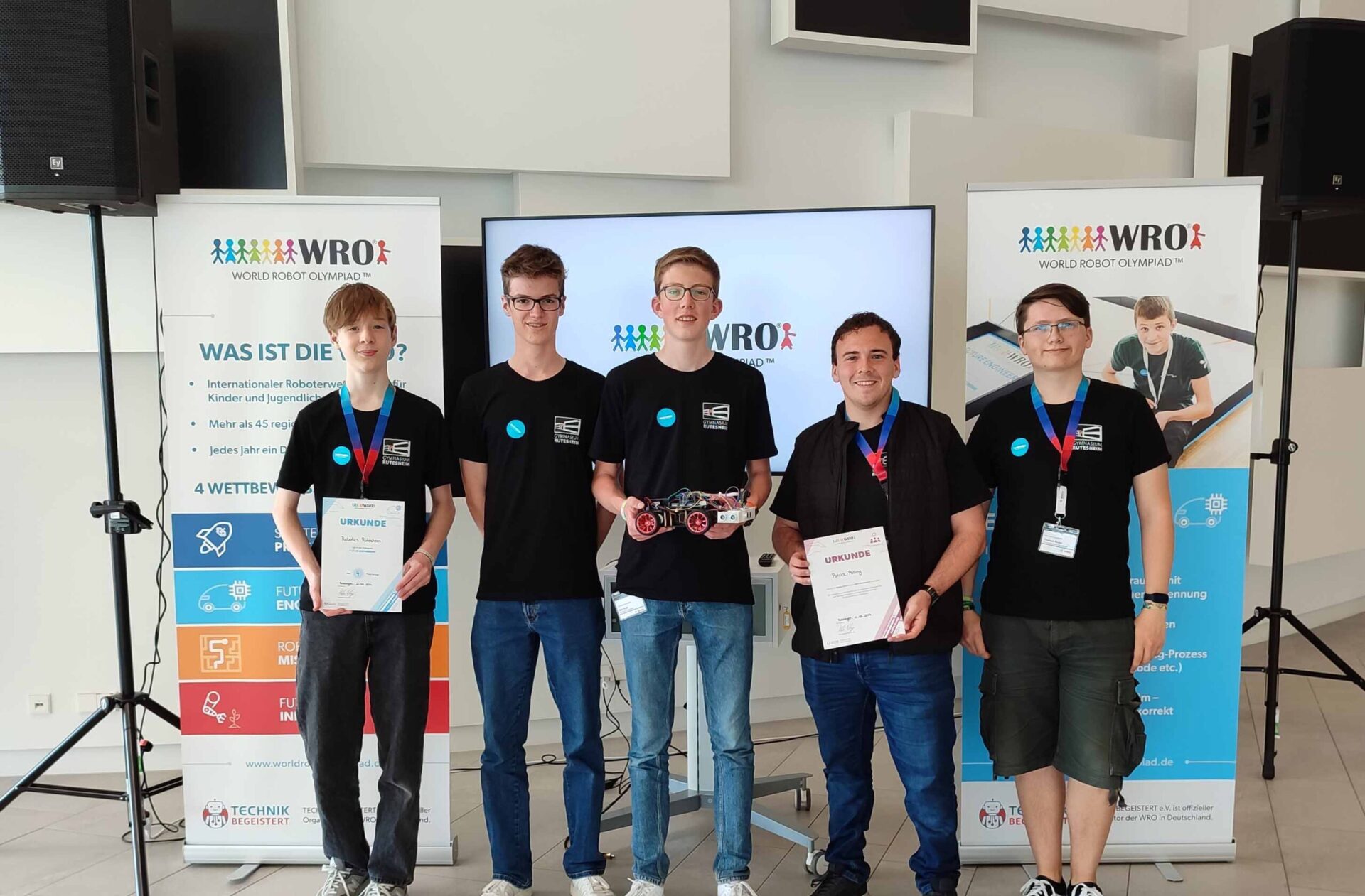 Robotik Ag mit Urkunden