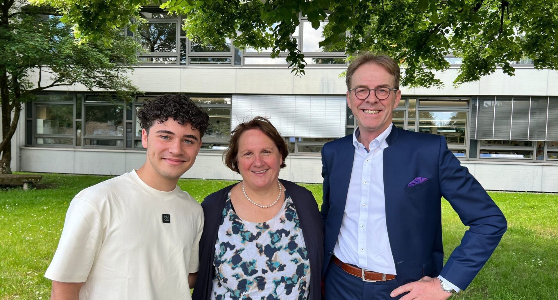 Schulleiter mit Kultusministerin und Schülersprecher
