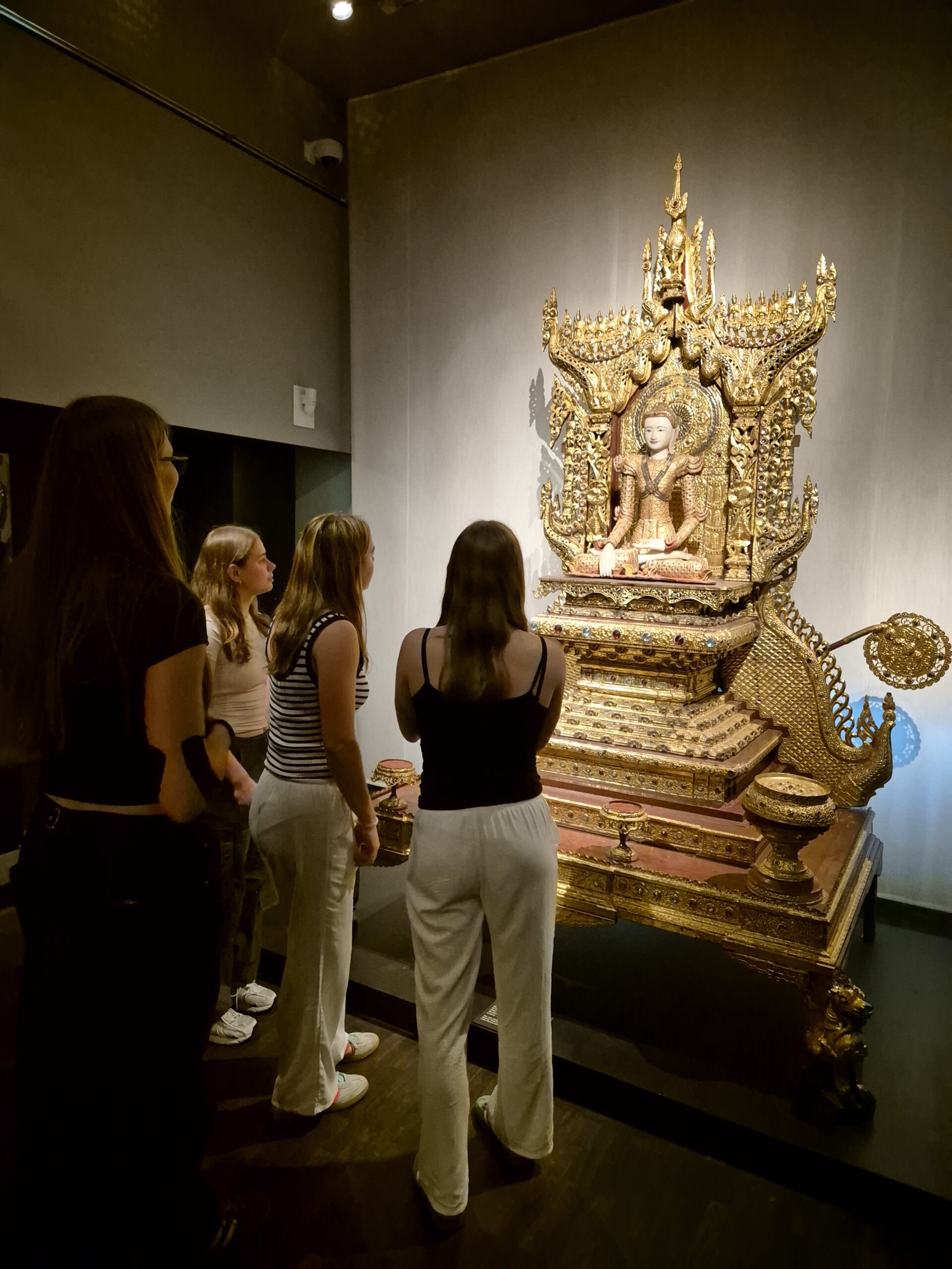 Schülerinnen vor Exponat im Lindenmuseum