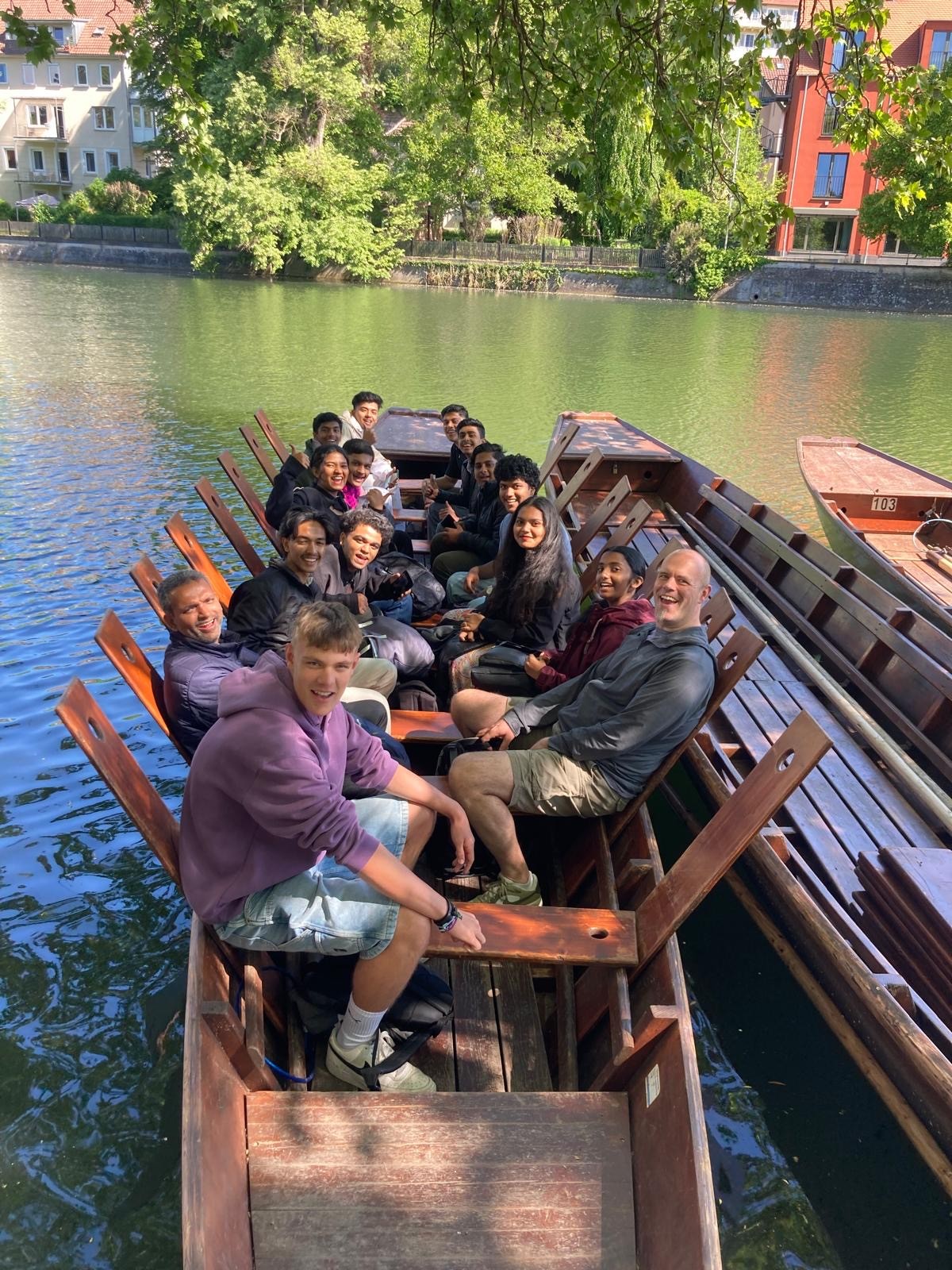 Indische Austauschschüler beim Stocherkahnfahren auf dem Neckar
