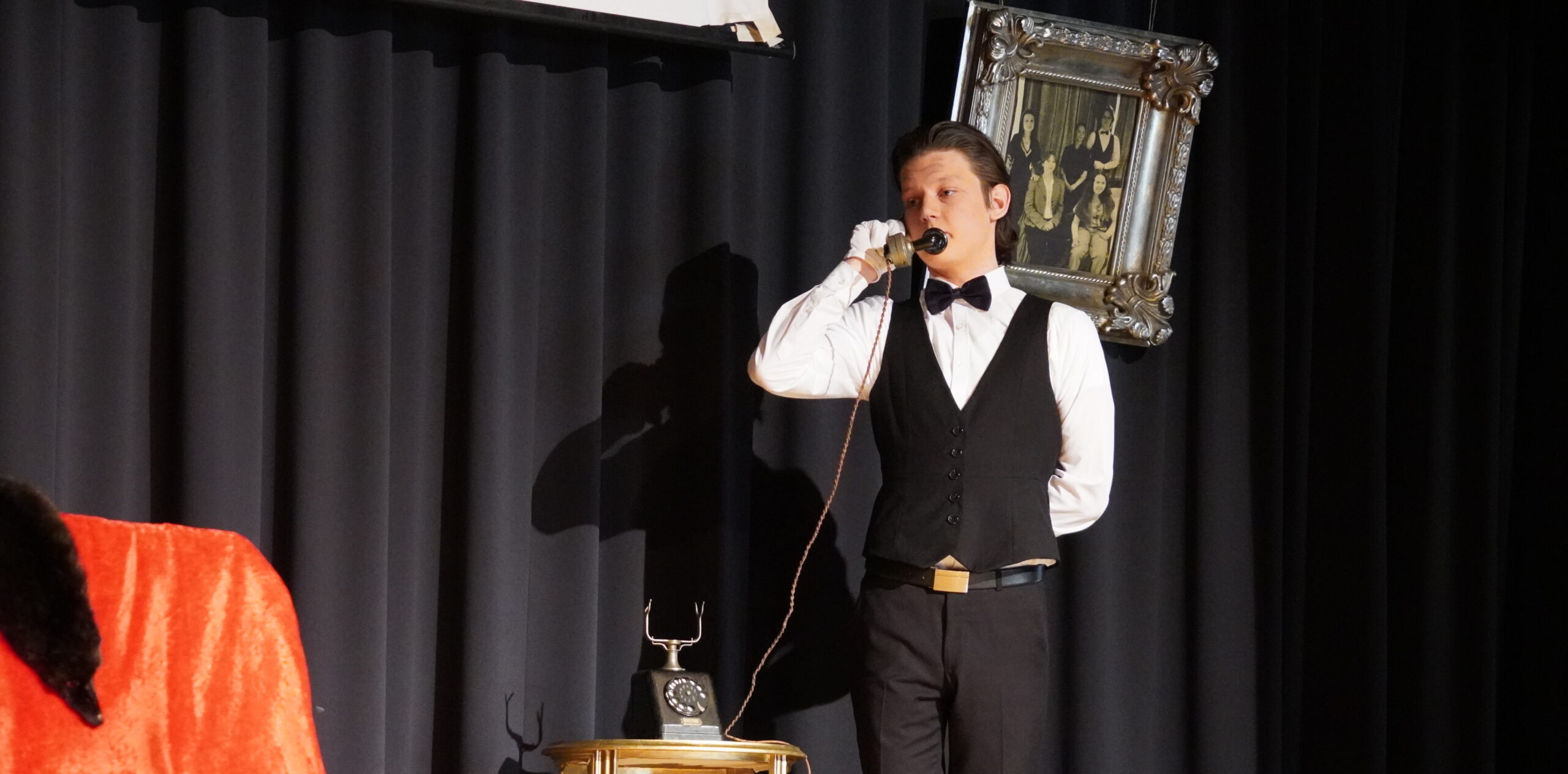 Butler bei der Theater-Aufführung
