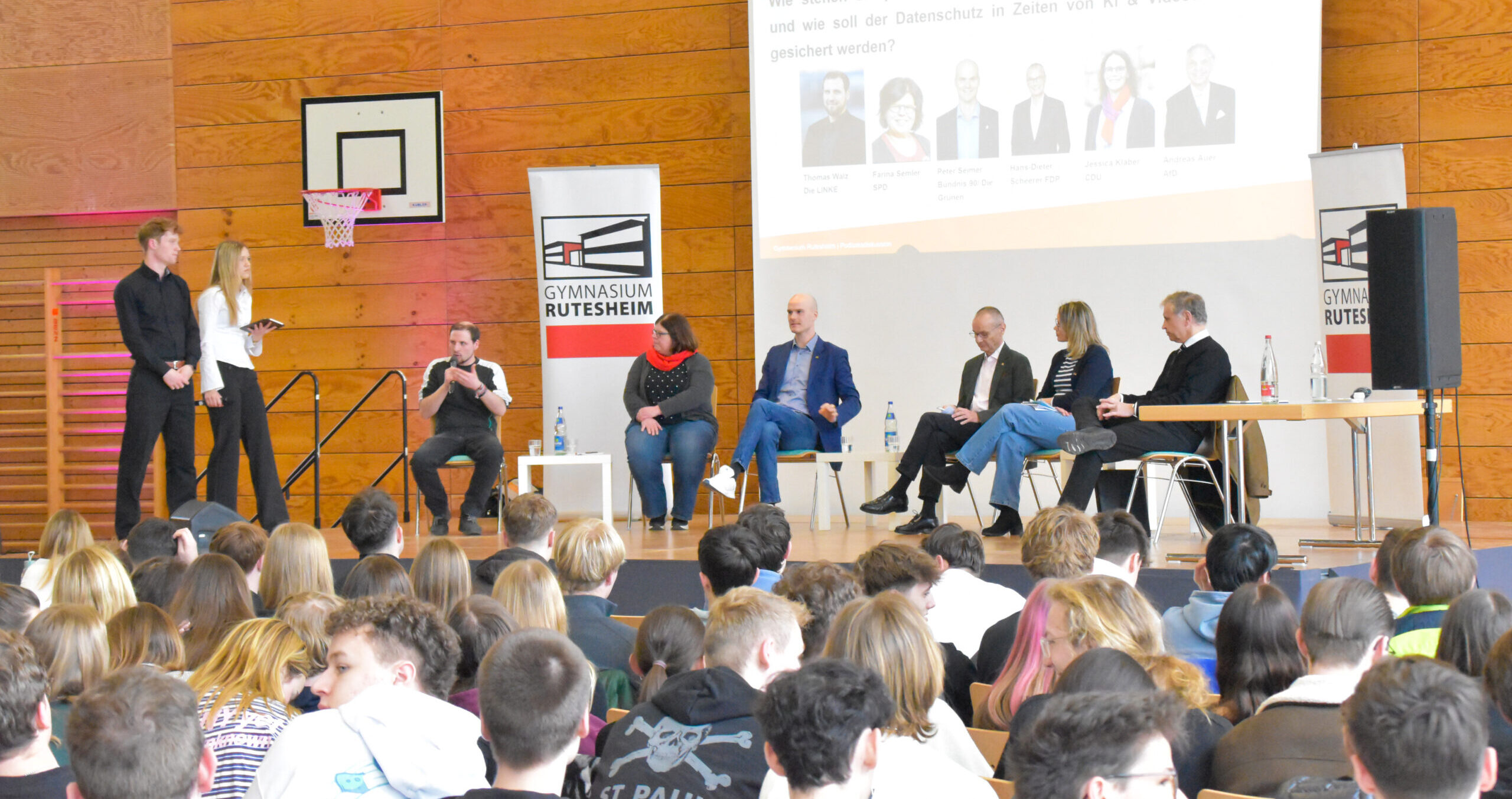 Teilnehmer einer Diskussion mit Moderatoren