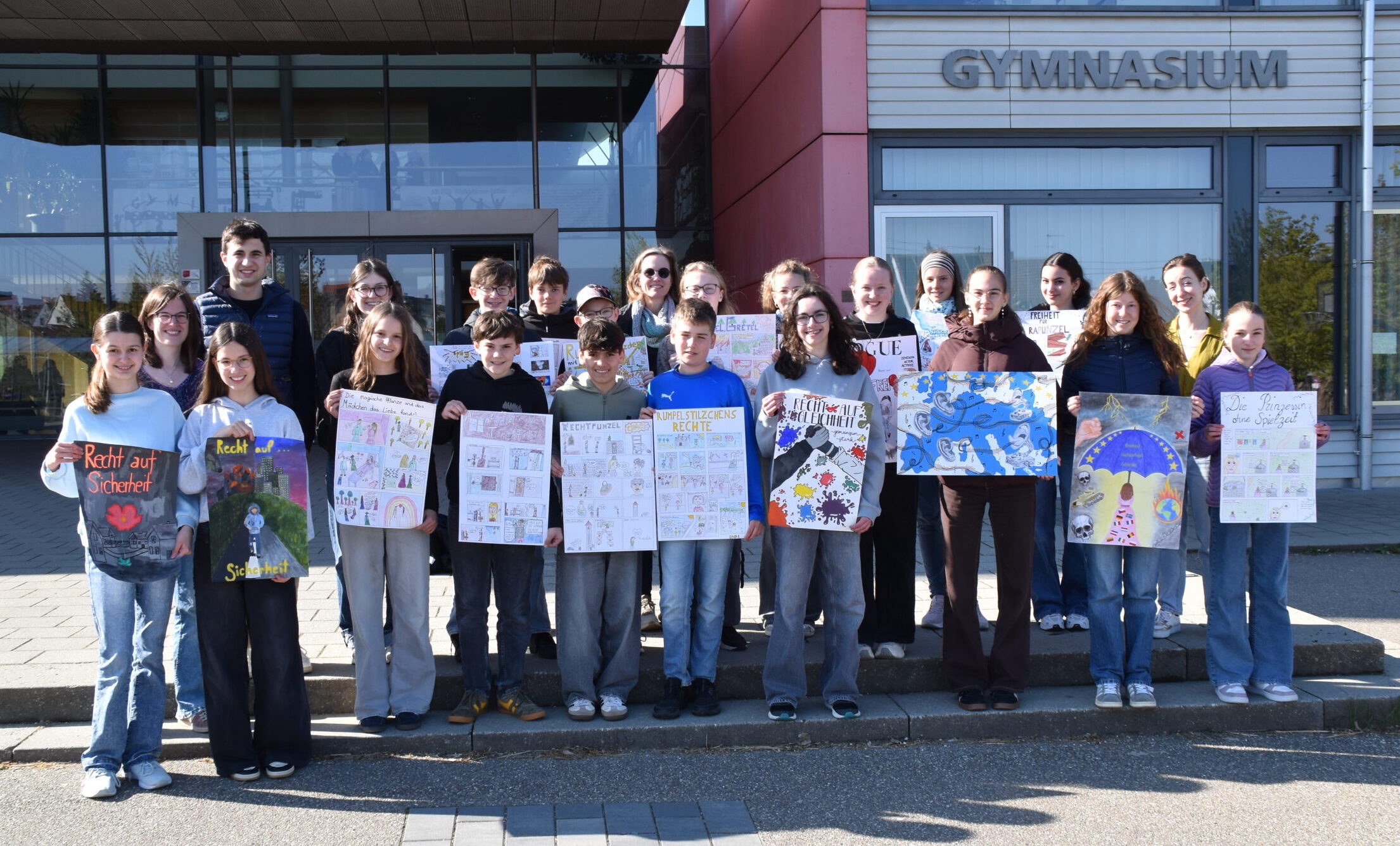 Gruppenfoto von Schülerinnen und Schülern, die an Wettbewerb teilgenommen haben