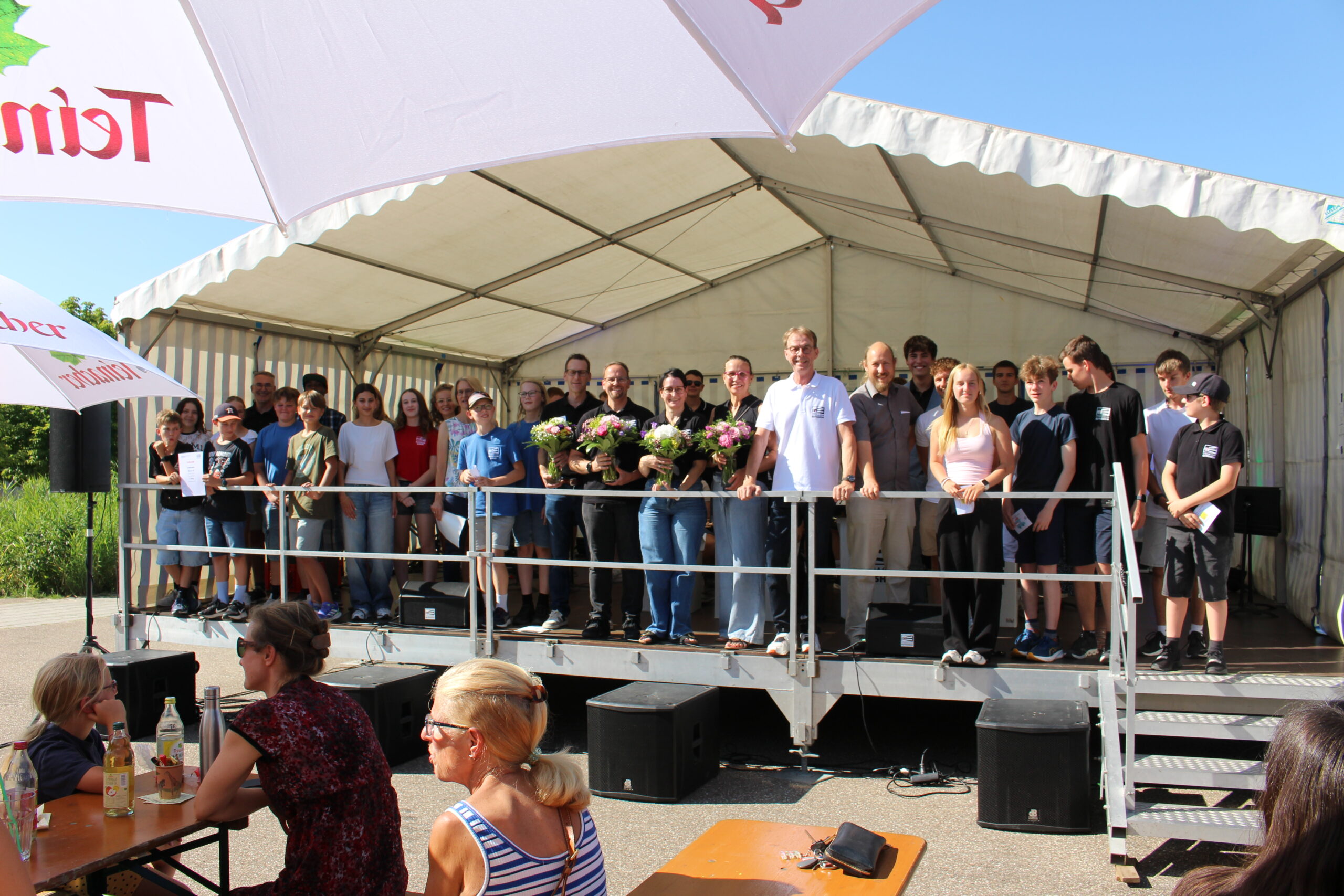 Bühne des Schulfests mit beteiltigten Personen