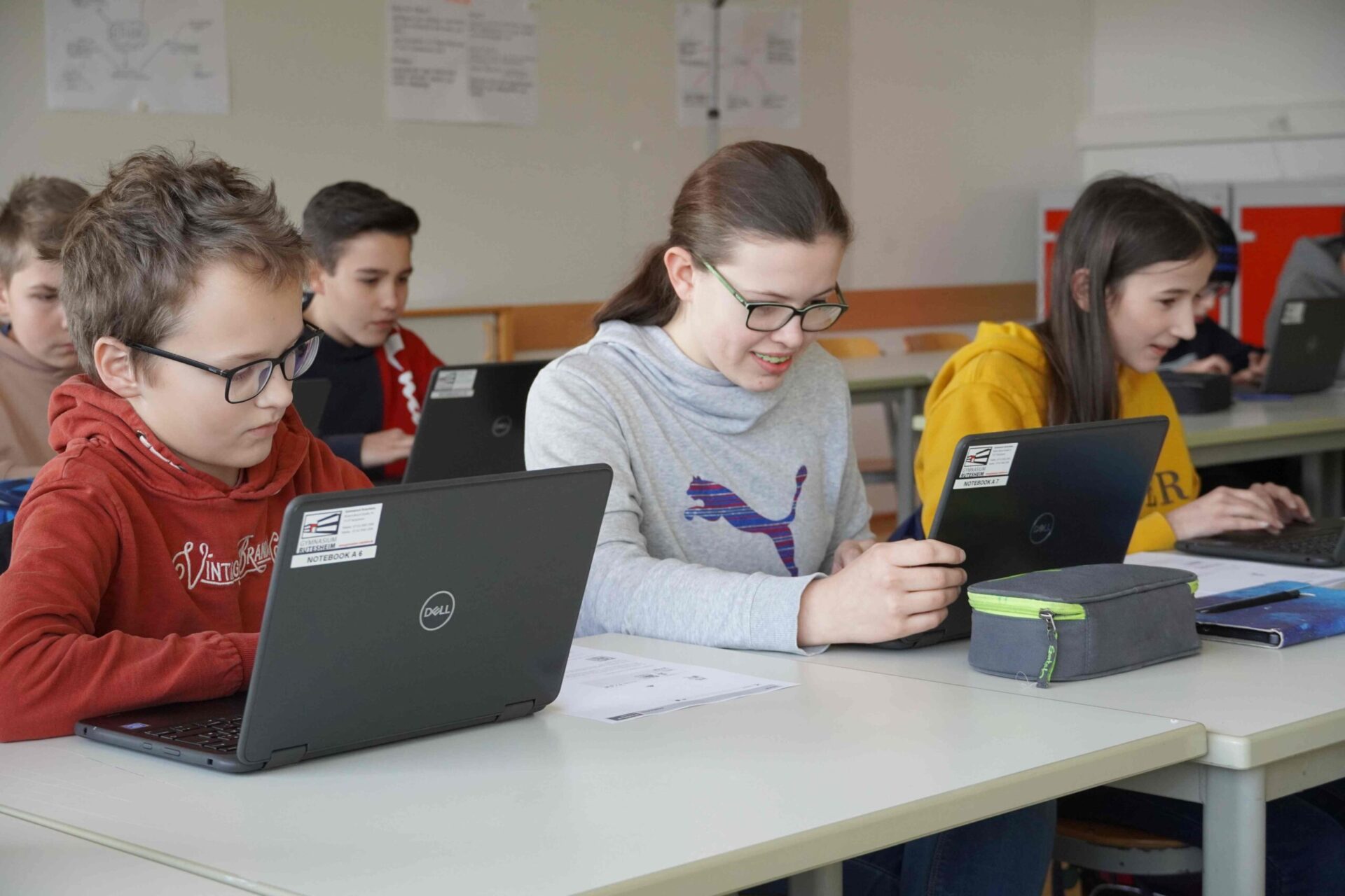 Symbolbild Schüler mit Notebook