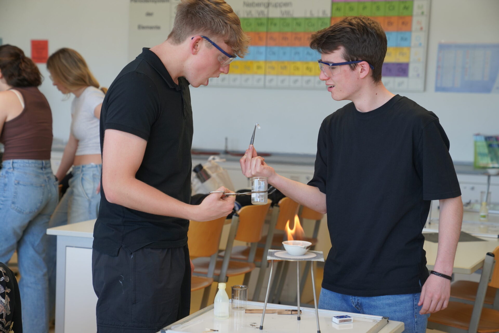 Schüler bei chemischen Experimenten