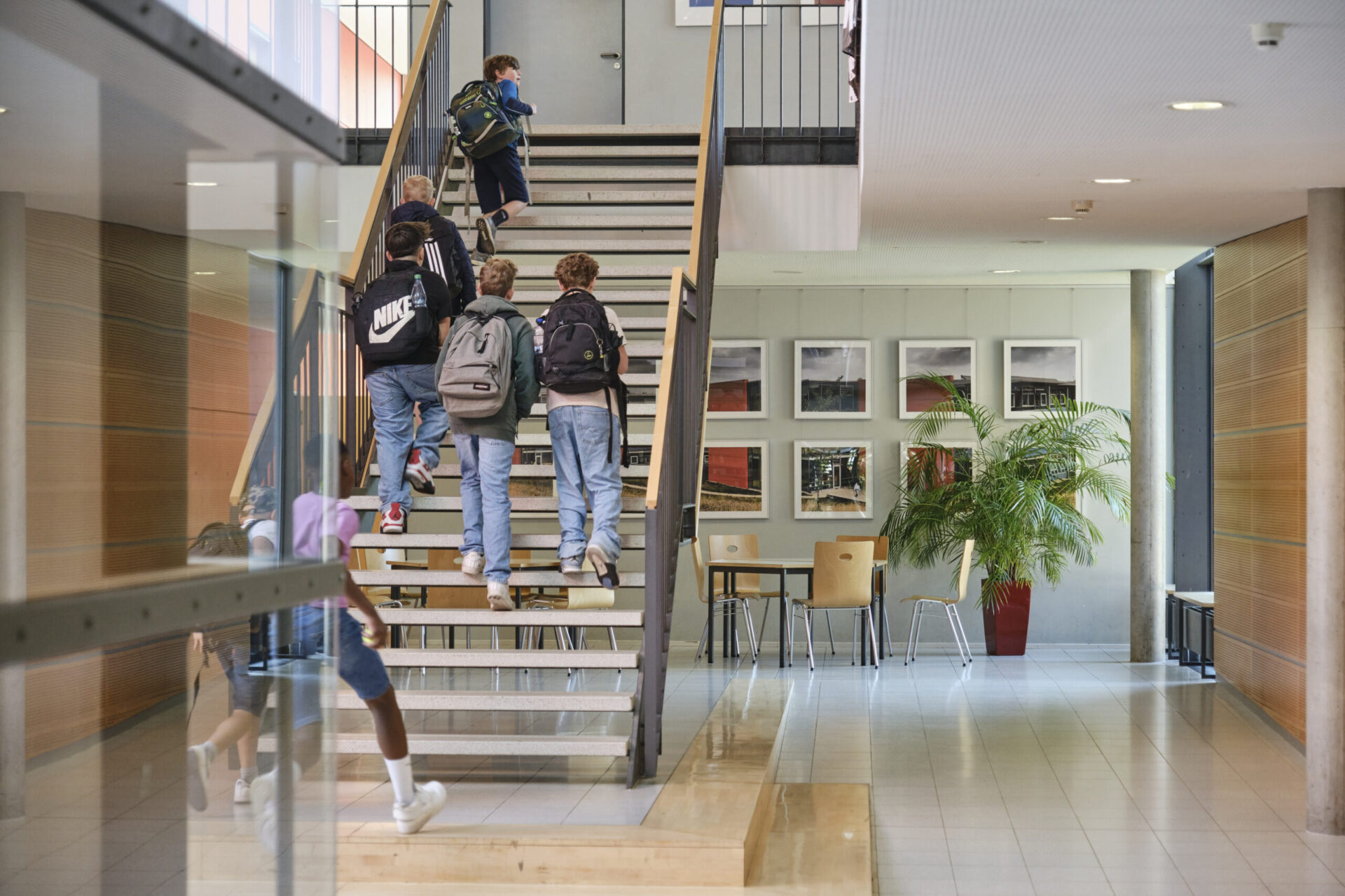 Schüler im Schulhaus