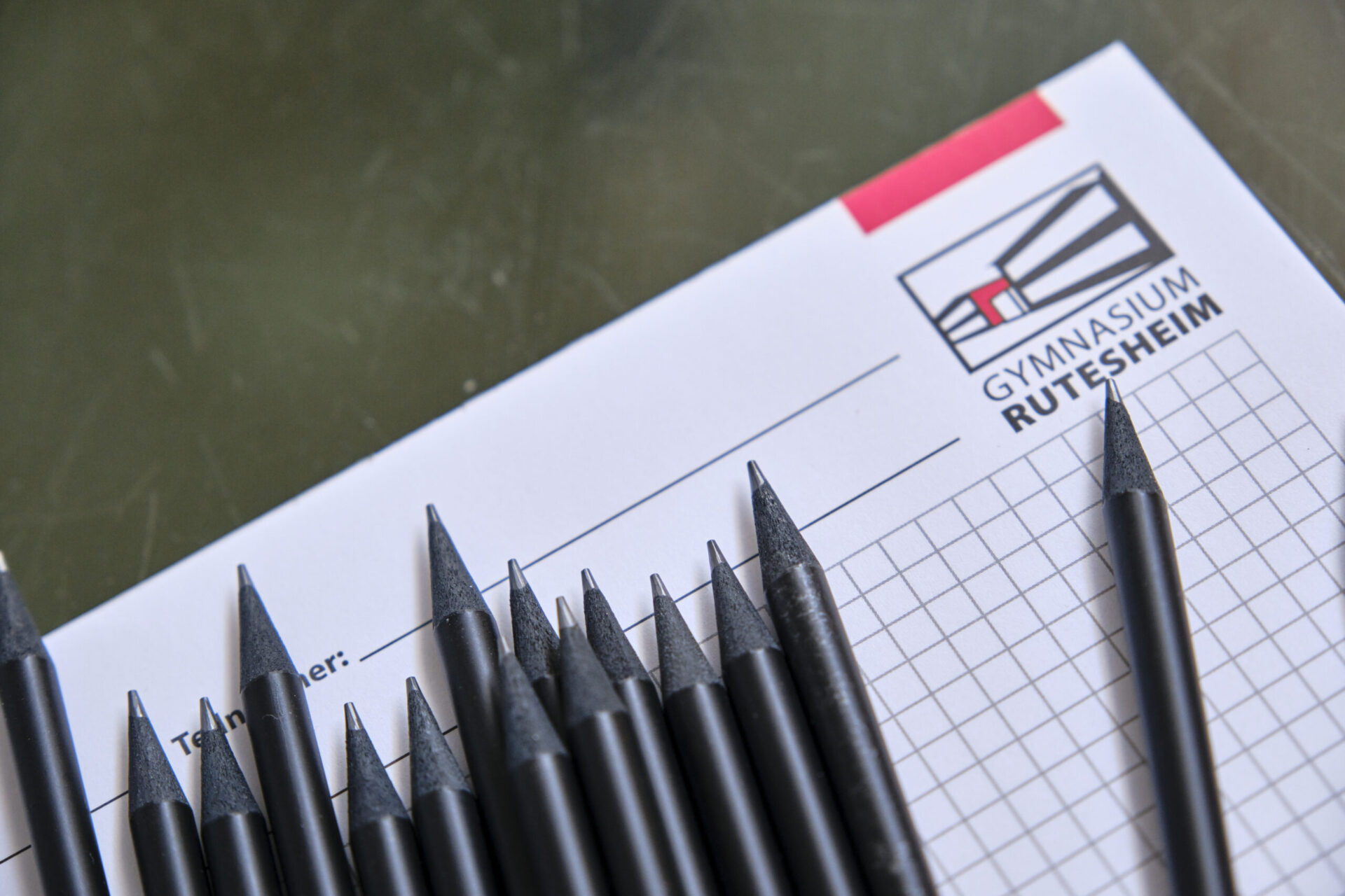 Symbolbild Block und Bleistift