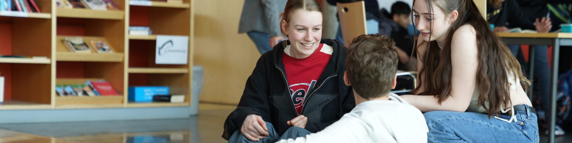 Schüler unterhalten sich in der Pause