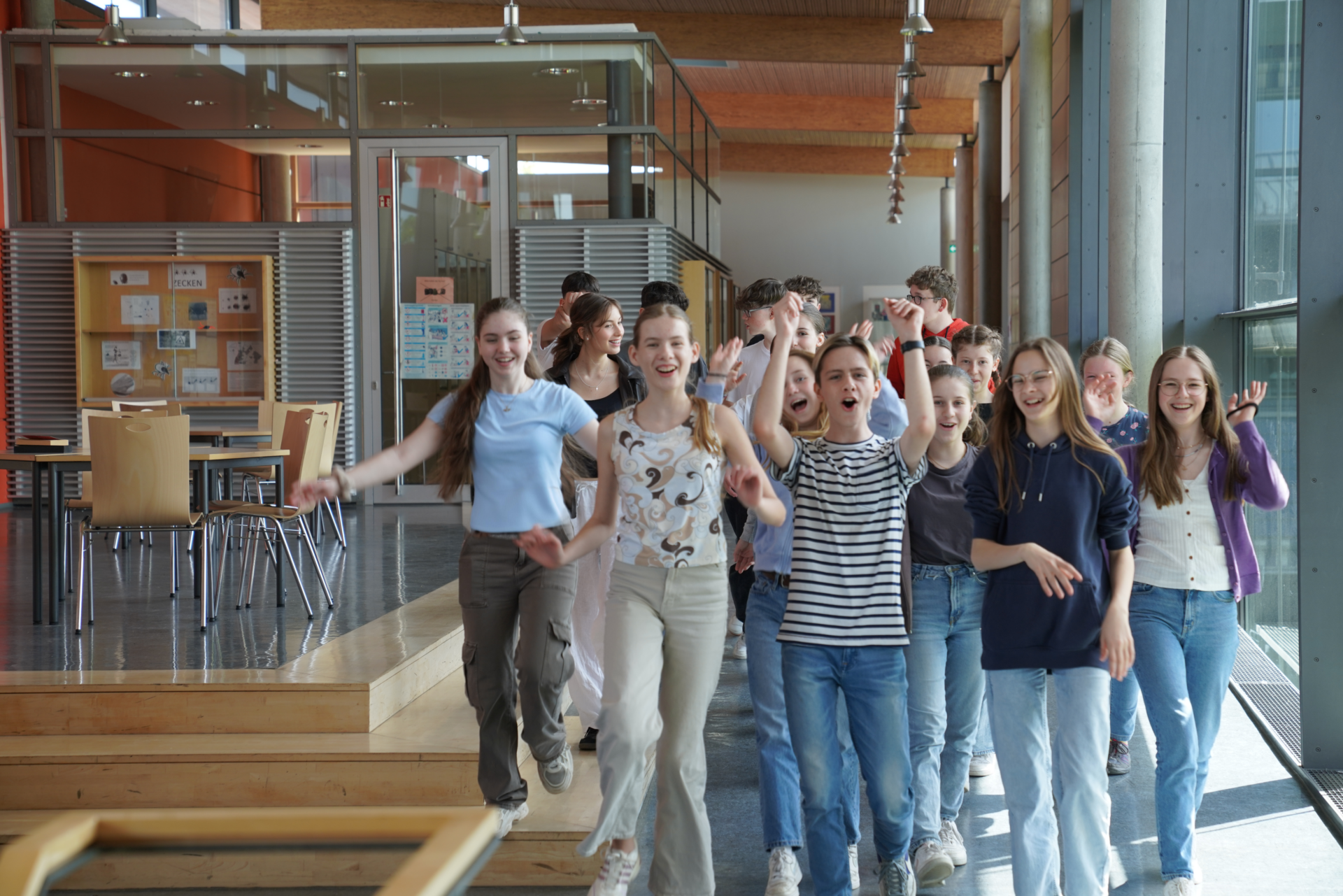 Schüler laufen im Schulhaus