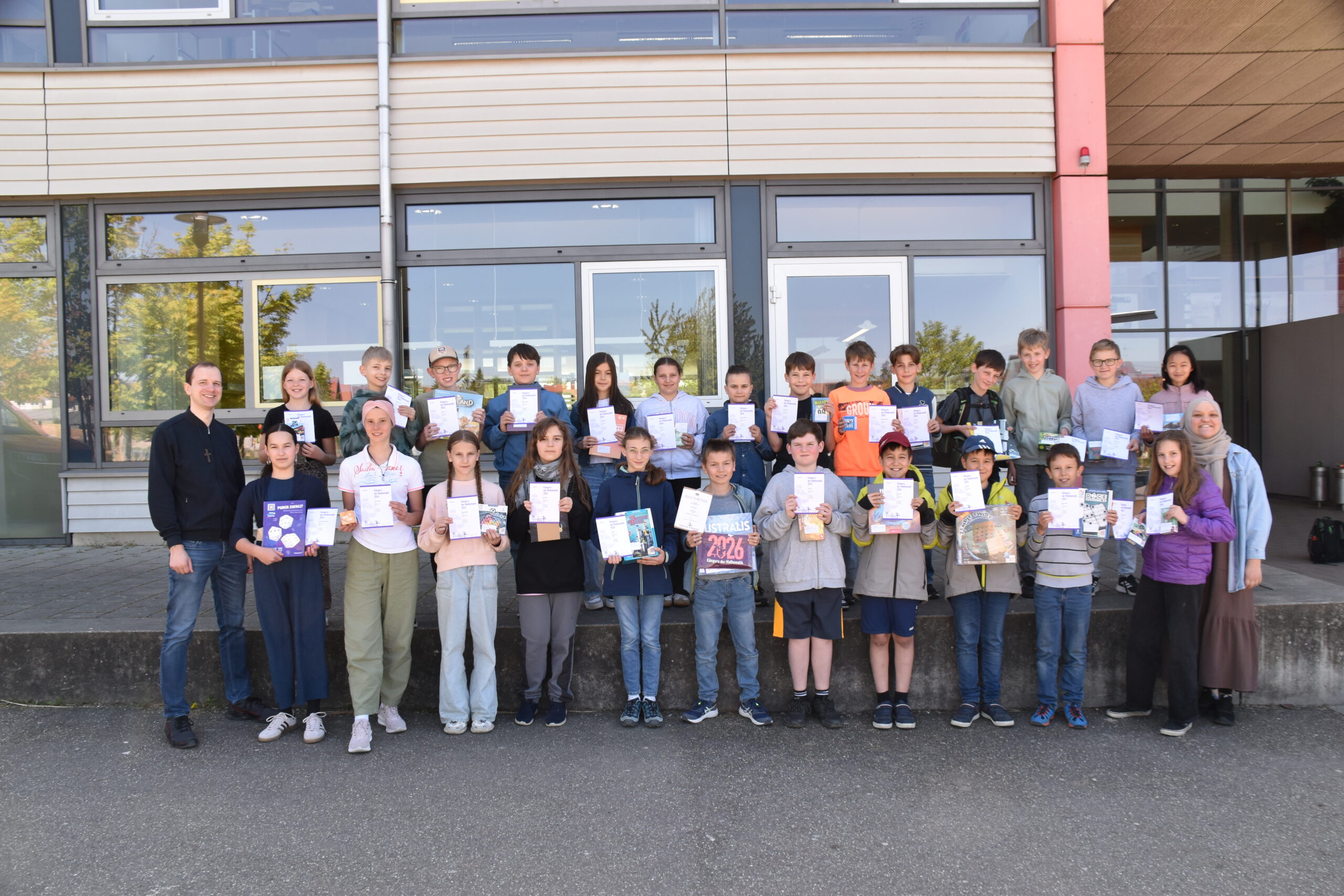 Gruppenbild von Schülerinnen und Schülern, die am Wettbewerb teilgenommen haben