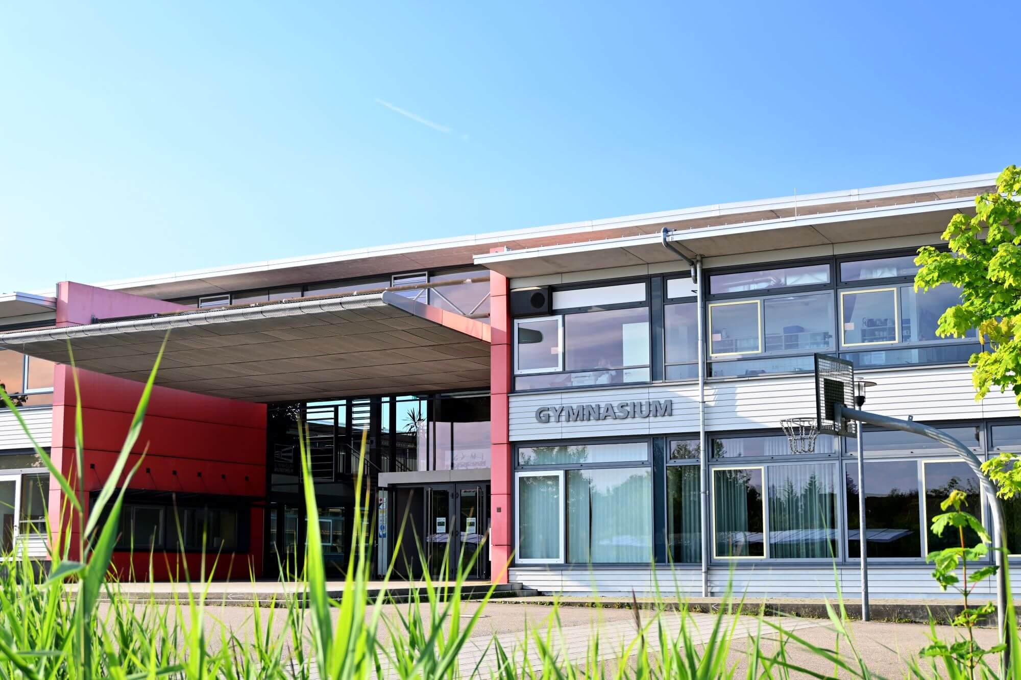 Schulgebäude von vorne