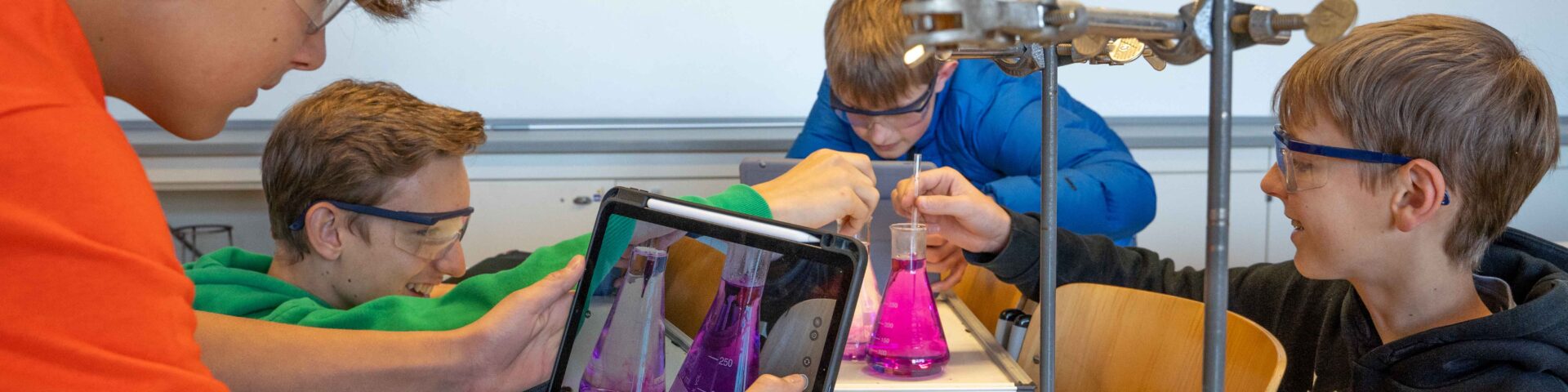 Schüler bei Experimenten